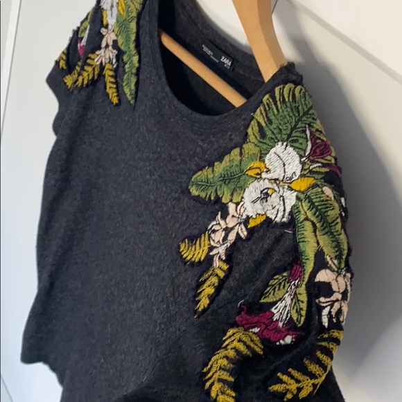 Zara t-shirt with embroidered shoulders size small - Picture 3 of 5